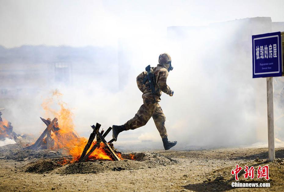 防毒面具下的較量 五國防化尖兵鏖戰(zhàn)“安全環(huán)境”戰(zhàn)場